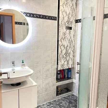 Homely Near Metro Station شقة *